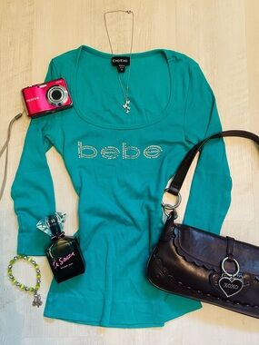 Y2K 2000’s Bebe Teal Three Quarter Sleeve Scoop Top with Bedazzled Logo 🩵